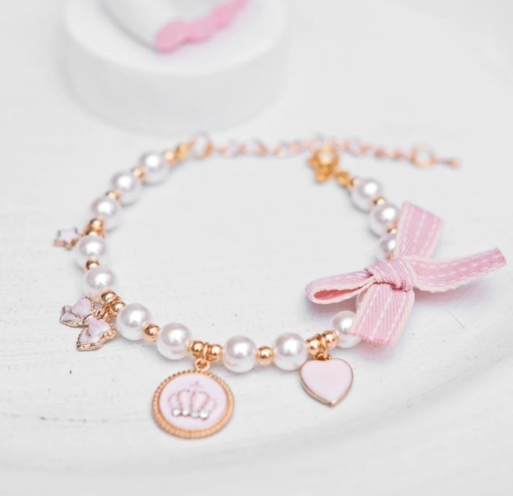 犬のピンクのパールネックレス